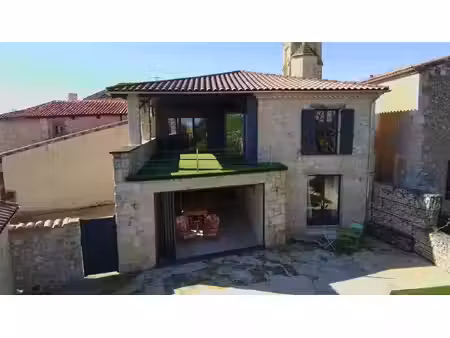 maison en pierre superbement rénovée au cœur d’un village  avec jardin et piscine