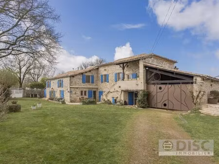 belle et spacieuse maison en pierre avec piscine et jardin de 3000 m².