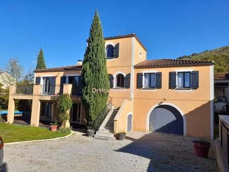 belle maison familiale avec piscine et jardin