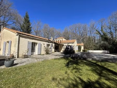 maison d'environ 272m2 sur un terrain arboré avec piscine