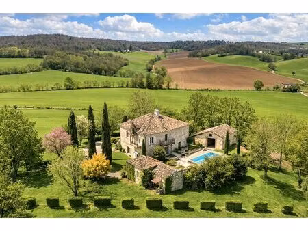 maison de campagne avec piscine et dépendances