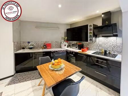 maison de ville avec terrasse et dépendances aménageables centre fareins (01480) fort...