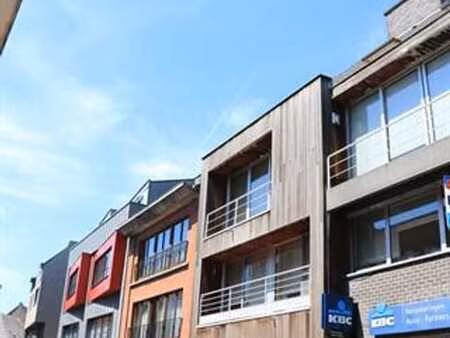 duplex récent situé sur la place du marché de lennik.