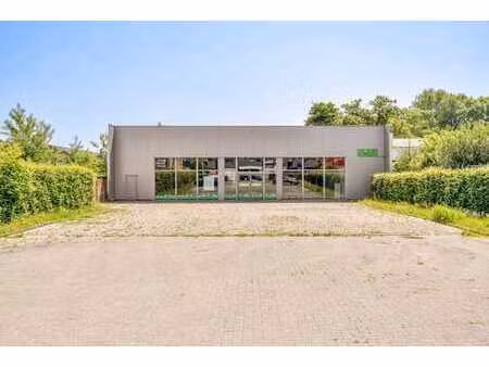 prêt à emménager dans un immeuble commercial à un emplacemen