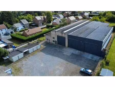 1250 m² d'entrepôts avec vaste parking à jemeppe-sur-sambre