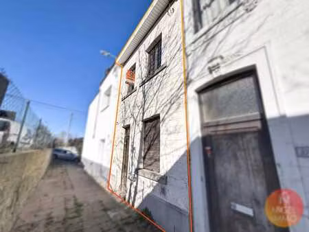 seraing  3ch  jardin  peb:g  à rénover entièrement.