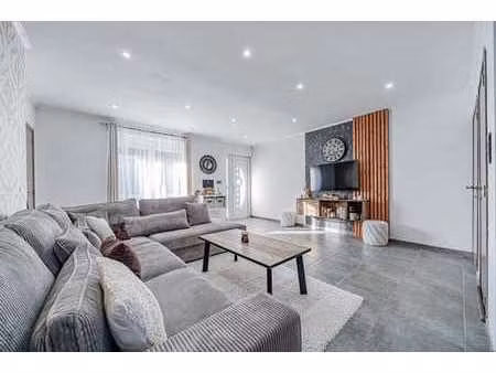 maison familiale avec jardin dans un quartier paisible