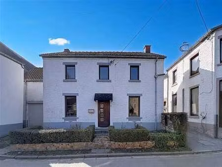 villa 4 façades située dans une rue calme