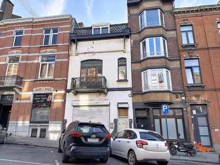 immeuble de 2 appartements à renover entièrement!