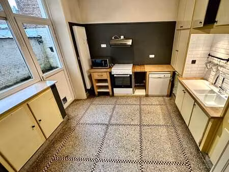 rez-de-chaussée 1 chbre + 1 chbre de bonne et cour ext.