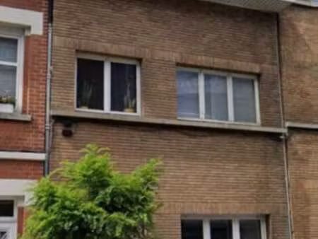 une maison d’habitation avec jardin