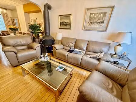 charmante maison 3 façades avec jardin offrant un beau poten