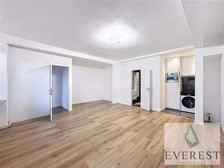 entre la commission européenne et l’otan! très beau studio à