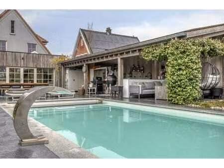 maison individuelle rénovée avec piscine  pool house et jard