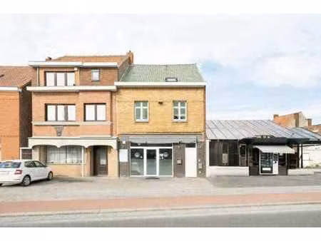 spacieuse maison avec espace commercial loué