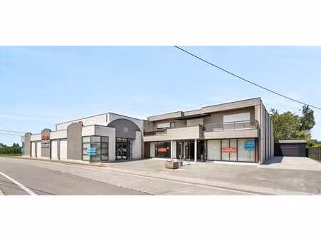 emplacement de premier choix  coin commercial avec visibilit