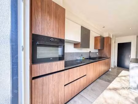 appartement moderne au rez-de-chaussée avec 2 chambres et ja