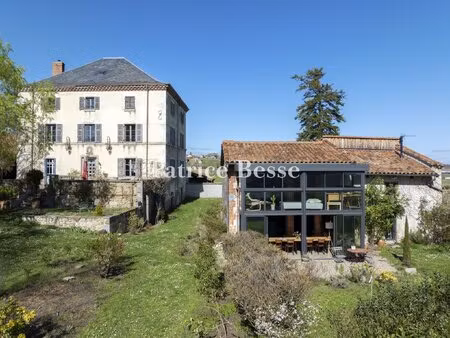 entre plaine et monts du forez  une maison de maître et son ancien pigeonnier  sur un...