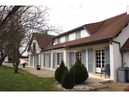 superbe propriété avec son étang  plus de 570 m² habitables  idéale grande maison...