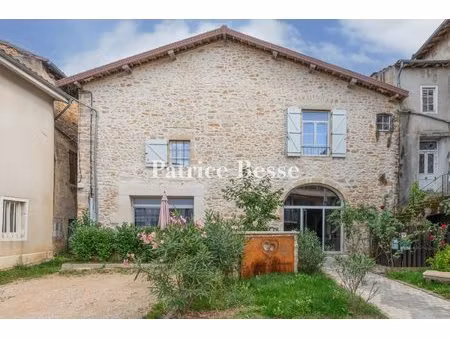 au pied des contreforts du jura  dans un bourg chargé d'histoire  une grange du 18e s....