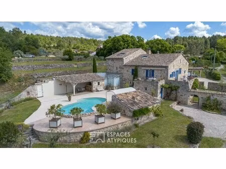 séduisant mas ardéchois de caractère avec piscine et dépendances sur un terrain...