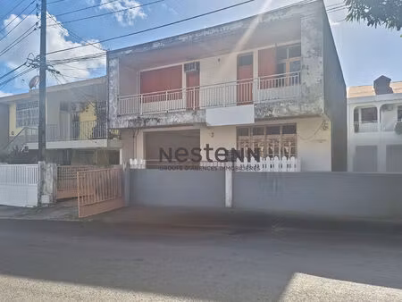 a vendre une maison de 200 m2 de type f4 aux abymes avec garage