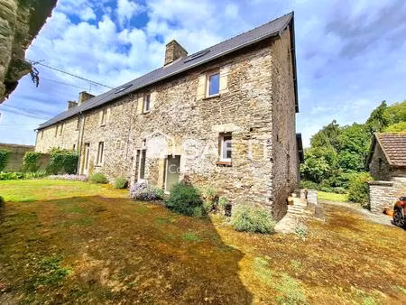 maison en pierres avec nombreuses dependances