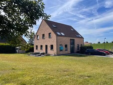 villa avec 7 chambres et beau jardin à wemmel.