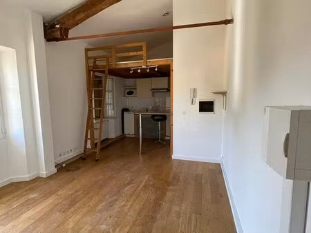grasse  charmant studio + mezzanine  22.25m² vide  2ème étage  stationnement et cave