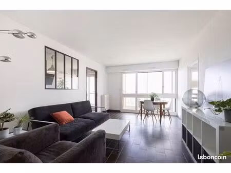 chambre meublée dans t4 de 81m2 avec balcon