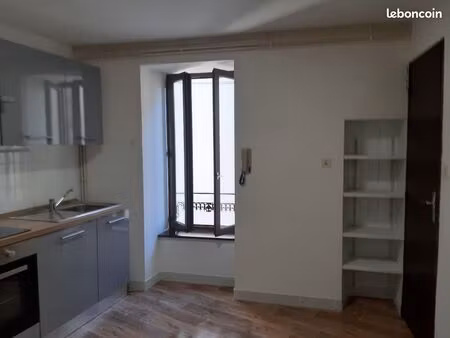 loue f2 -3pieces- agreable et lumineux centre ville cuisine equipee (avec frigo) grand pla