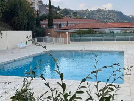 apparemment t3 avec piscine et parking