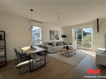 appartement t3- plein centre de bédée- balcon et garage