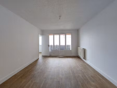 studio loue vide proche gare rer avec balcon