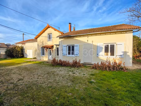 maison en pierre avec petite maison rénovée