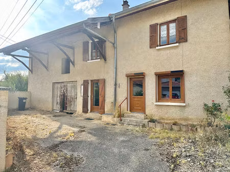 roche  maison de village avec grange attenante.