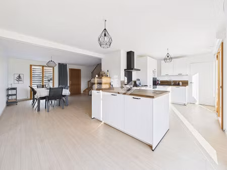 maison familiale récente avec vie de plain-pied  vue dégagée et dpe a à proximité de fisme