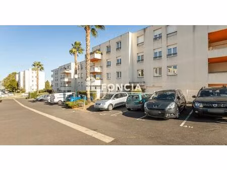 dans une résidence sécurisée  t2 avec terrasse et parking