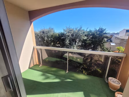 très bel emplacement en centre ville dans résidence de stand