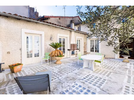 maison de ville avec terrasse  garage et local commercial