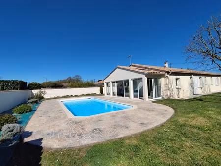 en charente à vars  maison de plain pied de 137 m²  4 chambres  piscine  garage et terrain