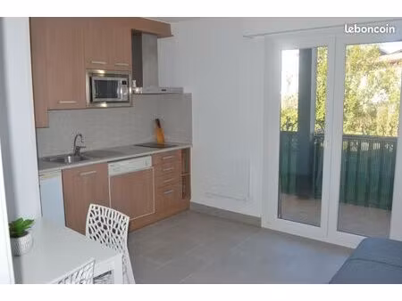 t1 meuble a 150 m de la plage avec parking