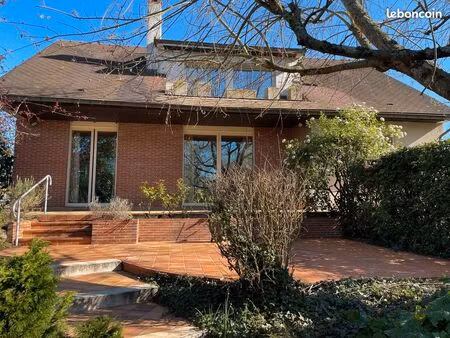 agréable maison de 9 pièces principales sur sous-sol