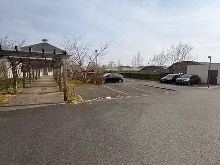 urgent vend 3 places de stationnement dans résidence privée