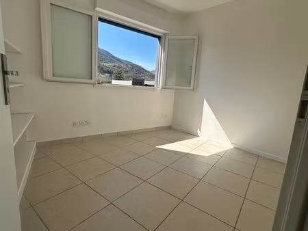 local ou bureau 11 5m2 neuf toutes charges comprises