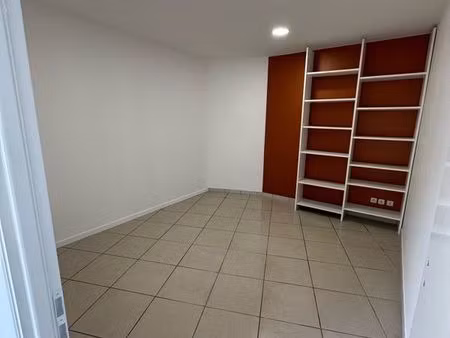 local ou bureau 14m2 neuf toutes charges comprises