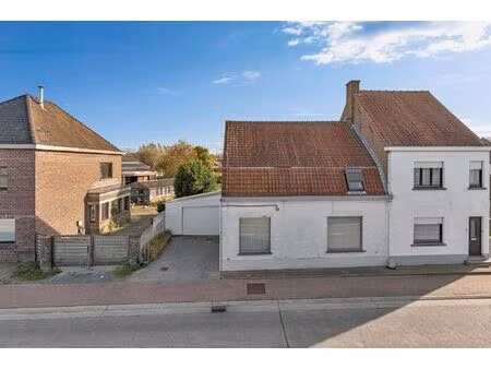 te renoveren halfopen woning met ruime garage en grote tuin