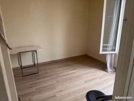 studio comprenant un salon  une chambre   kitchenette et sdb