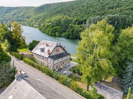 propriété d'exception au bord de la meuse avec une vue panoramiq