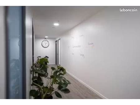 bureau très propre dans un centre d'affaires